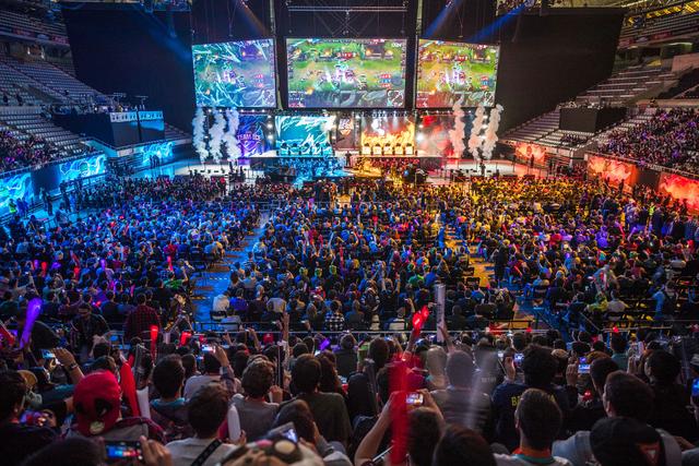 U22国足进球时，场内消防员也很激动呀，不过出于专业还是保持了克制